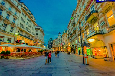 Vienna, Avusturya - 11 Ağustos, 2015: ışıklar akşam olarak Singerstrasse ve Graben alanı çevresinde yürüyüş, çok çekici, temiz şehir sokaklarını ayarla