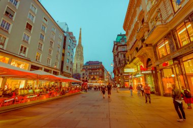 Vienna, Avusturya - 11 Ağustos, 2015: ışıklar akşam olarak Singerstrasse ve Graben alanı çevresinde yürüyüş, çok çekici, temiz şehir sokaklarını ayarla