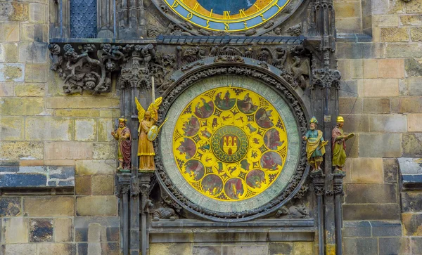Praga, República Checa - 13 de agosto de 2015: Primer plano de la famosa torre del reloj astronómico situada en el centro de la ciudad — Foto de Stock