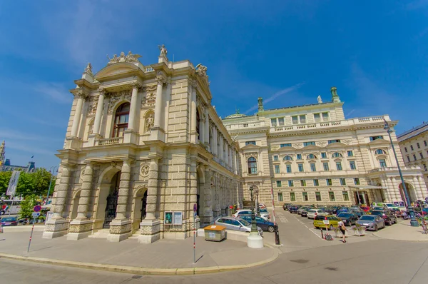 Viena, Austria - 11 de agosto de 2015: Edificio del Burgtheater visto desde la calle, increíbles detalles arquitectónicos, decoración de estatuas y fachada increíblemente hermosa —  Fotos de Stock