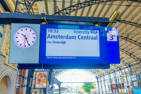 Harlem, amsterdam, Niederlande - 14. Juli 2015: Nahaufnahme Bahnhofsschild über Bahnsteig mit der nächsten Abfahrt — Stockfoto