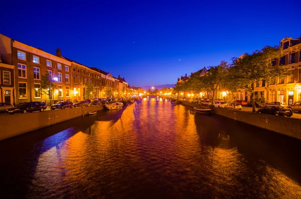 Harlem, Amsterdam, Pays-Bas - 14 juillet 2015 : Rivière à l'architecture hollandaise traditionnelle des deux côtés, belles lumières du soir — Photo