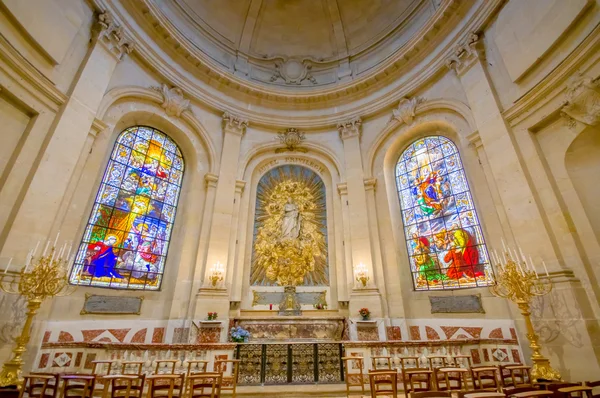 1. června 2015 Paříž, Francie: Kostel uvnitř Notre Dame v Versailles, krásné oblouky a interiér — Stock fotografie
