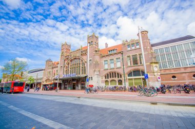 Harlem, Amsterdam, Hollanda - 14 Temmuz 2015: Demiryolu istasyonu olarak güzel eski Avrupa tarzı kırmızı tuğla bina dışında gördün mü