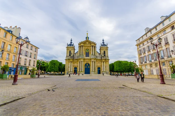 Paris, França 1 de junho de 2015: Fora da bela Igreja de Notre Dame em Versalhes — Fotografia de Stock