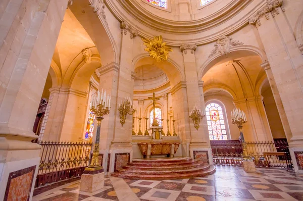 París, Francia 1 de junio de 2015: Iglesia interior de Notre Dame en Versalles, bellos arcos e interiores —  Fotos de Stock