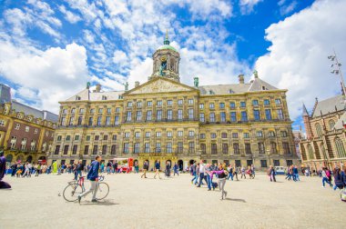 Amsterdam, Hollanda - 10 Temmuz 2015: Kraliyet Sarayı bir güzel güneşli gün, görkemli Avrupa Mimarlık ve muhteşem Kulesi