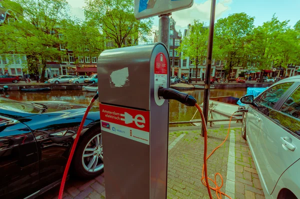 Amszterdam, Hollandia - 2015. július 10.: Töltő elektromos autók város központjában — Stock Fotó