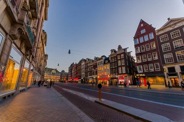 Amsterdam, Nederland - 10 juli 2015: Typisch Nederlandse charmante straat met rode bakstenen huizen aan beide zijden — Stockfoto