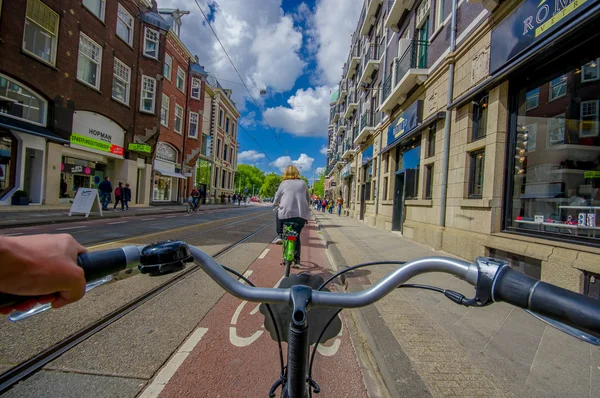 Amsterdã, Holanda - 10 de julho de 2015: ponto de vista dos motociclistas como andar de bicicleta pelas ruas da cidade em um belo dia de verão — Fotografia de Stock