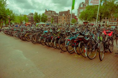Amsterdam, Hollanda - 10 Temmuz 2015: Hollanda kesinlikle bisikletçileri dolu bir ülke olduğunu kanıtlayan Şehir Merkezi, Otopark büyük Bisiklet
