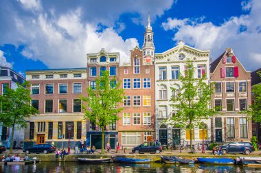 Amsterdam, Hollanda - 10 Temmuz 2015: Su kanalın yanındaki çekici kırmızı tuğla binalar ile geleneksel Hollanda şehir blokları