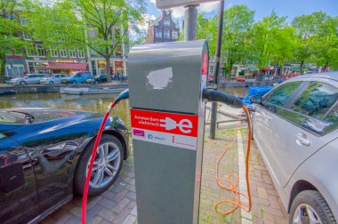 Amsterdam, Hollanda - 10 Temmuz 2015: Şarj istasyonu şehir merkezinde bulunan elektrikli arabalar için