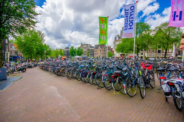 Amsterdam, Paesi Bassi - 10 luglio 2015: Enorme parcheggio di biciclette nel centro della città, dimostrando che gli olandesi sono certamente una nazione di motociclisti — Foto Stock