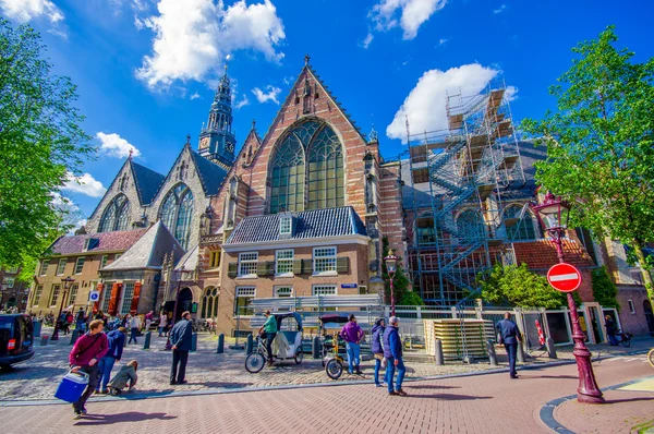 Ámsterdam, Países Bajos - 10 de julio de 2015: Oude Kerk, famosa iglesia en el centro de la ciudad, hermosa fachada de vidrio y ladrillos — Foto de Stock