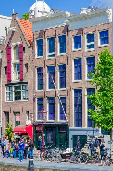 Amsterdam, Nederland - 10 juli 2015: Traditionele Nederlandse stad blokkeert met charmante rode bakstenen gebouwen — Stockfoto