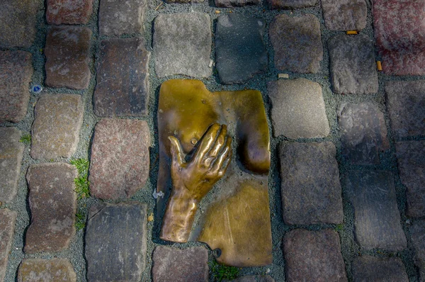 암스테르담, 네덜란드-2015 년 7 월 10 일: 청동 손을 잡고 여 대 유 방, 도시 주변에서 발견 하는 많은 신비한 동상 중 하나 — 스톡 사진