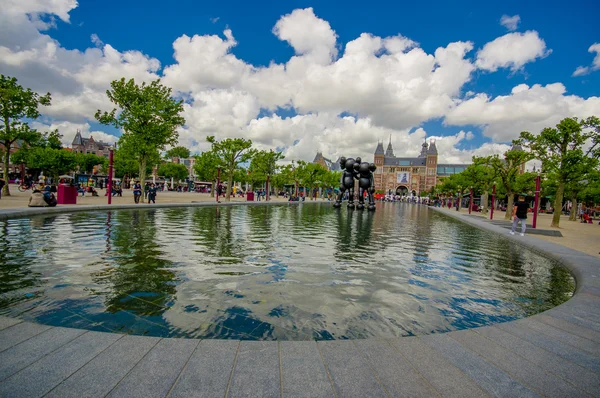 Amsterdam, Holandia - 10 lipca 2015: Duże fontanny naprzeciwko Narodowego Muzeum w piękny słoneczny dzień — Zdjęcie stockowe