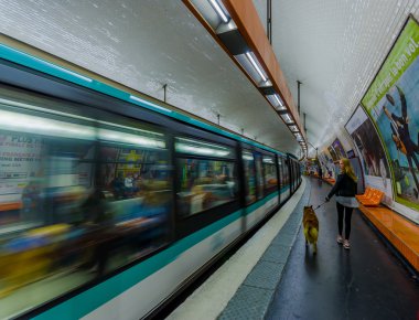 Paris, Fransa 1 Haziran 2015: Trenin Paris metro istasyonu, girme ve perondan çıkarken insanlar içinde