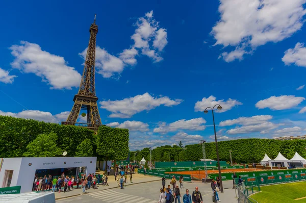 Paris, Fransa 1 Haziran 2015: Güzel ve dünyaca ünlü Eyfel Kulesi şehrin görkemli güneşli bir günde yükselir — Stok fotoğraf