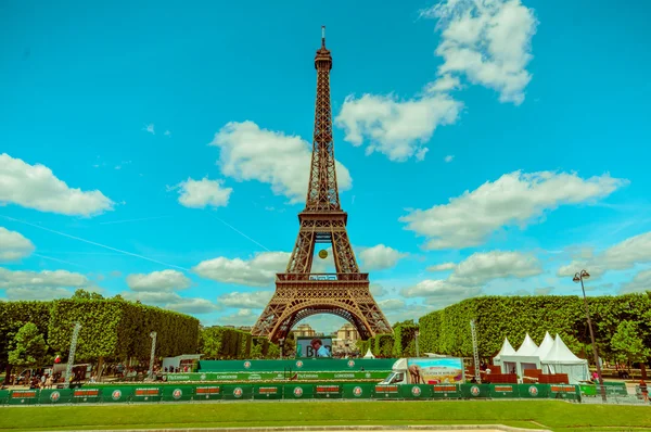 Paris, Fransa 1 Haziran 2015: Güzel ve dünyaca ünlü Eyfel Kulesi şehrin görkemli güneşli bir günde yükselir — Stok fotoğraf