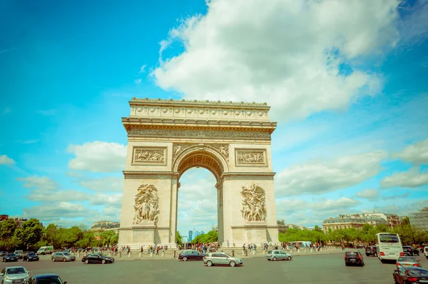 Paris, França - 1 de junho de 2015: vista espetacular magnífico monumento Arco do triunfo, como visto de perto em um belo dia ensolarado — Fotografia de Stock