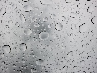 Cama yağmur damlaları düşer. 