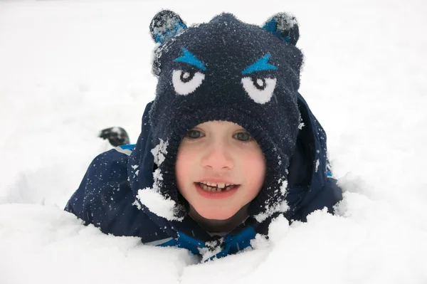 Хлопчик на снігу — стокове фото