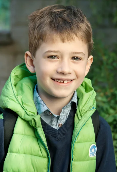Sonriente chico de escuela — Foto de Stock