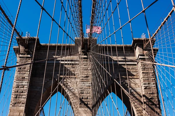 A bandeira na ponte de Brooklyn — Fotografia de Stock