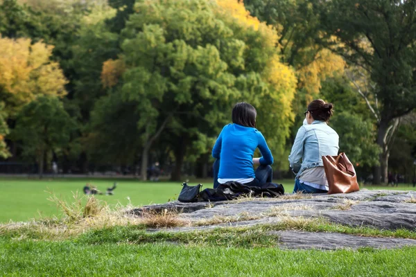 Two girls having a break in Central Park, Manhattan, New York. — Stock Photo, Image
