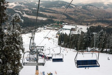 Kayak Merkezi, Lviv bölgesi, Ukrayna - 13 Ocak 2016 play: Ski lift üzerinde kayak resort oyun Ukrayna'da