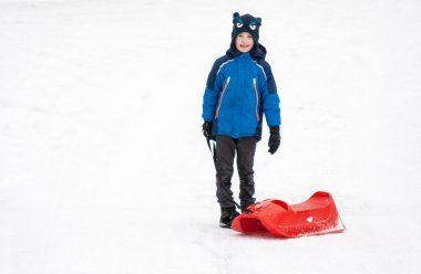 Kırmızı kızak bir çocukla