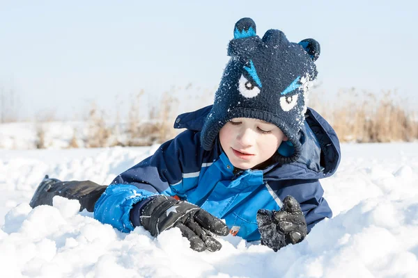 Хлопчик у снігу — стокове фото