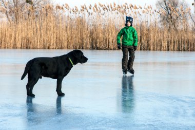 Bir çocuk ve bir köpek Nehri buz üstünde