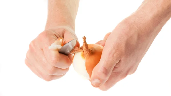 Hands cleanse the skin with a knife onions — Stock Photo, Image