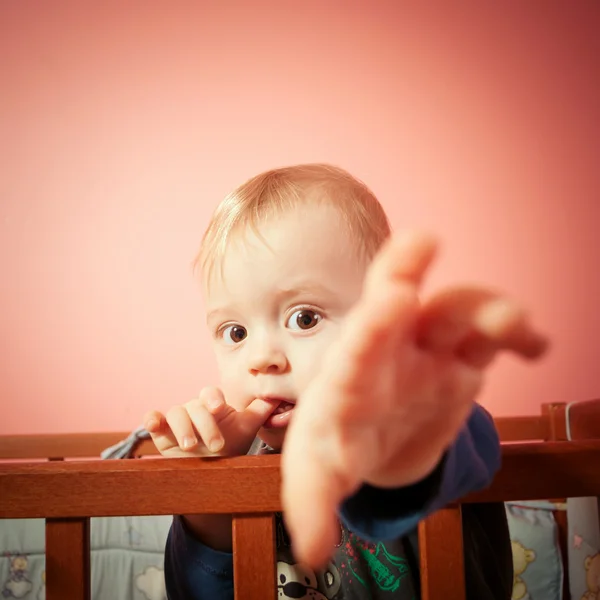 Cama infantil puxada na mão — Fotografia de Stock