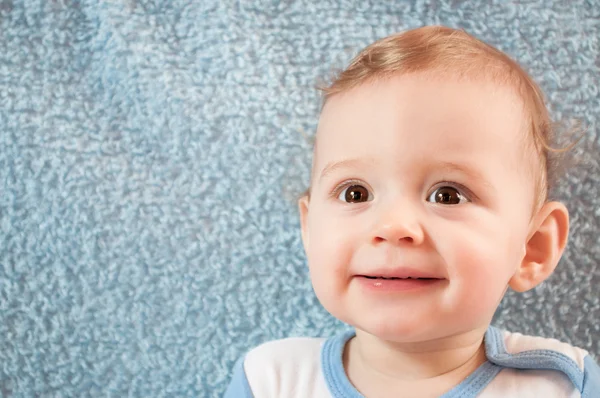 Linda sorrindo bebê bonito — Fotografia de Stock