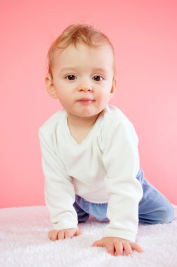 Mutlu bebek kaynıyor. Pembe bir arka plan