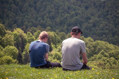 Ukrayna'nın dağlarında iki turist tatil