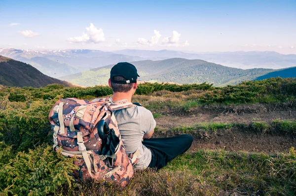 Turismo seduta e guardando le montagne — Foto Stock