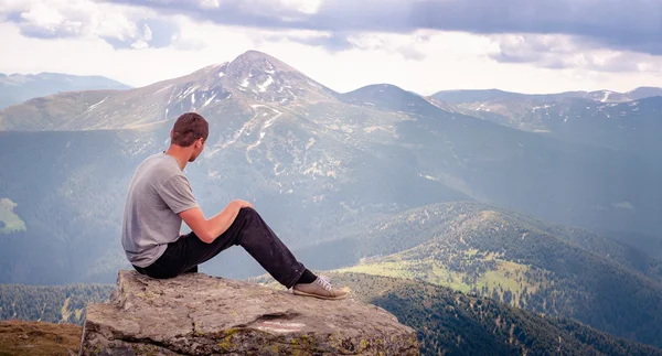 Oturma ve dağlar arayan turist
