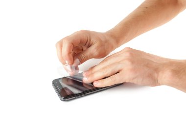 Erkekler el telefon ekran koruyucu film üzerinde sabit
