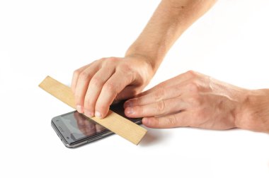 Erkekler el telefon ekran koruyucu film üzerinde sabit