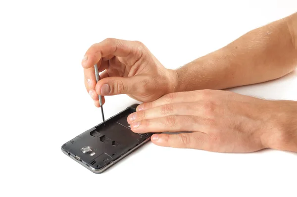 Manos masculinas aparte del teléfono para la reparación — Foto de Stock