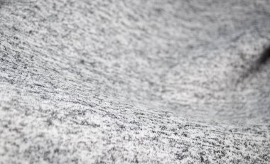 Siyah eklenmiş gri kumaş .