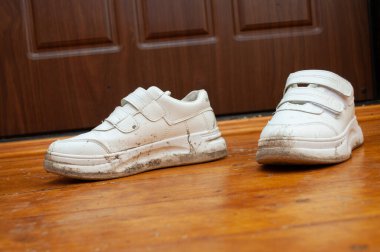 Bataklıkta kirli beyaz ayakkabılar .