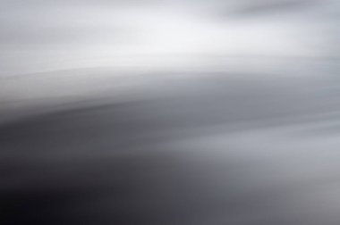 Duman hareketi, siyah arkaplanda soyut beyaz duman .