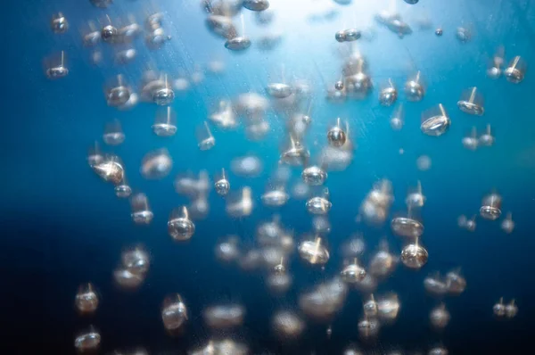 Burbujas Aire Agua Aisladas Sobre Fondo Azul — Foto de Stock