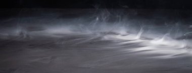 Duman hareketi, siyah arkaplanda soyut beyaz duman .